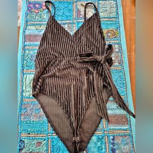 Forever 21 black vneck bodysuit small bow